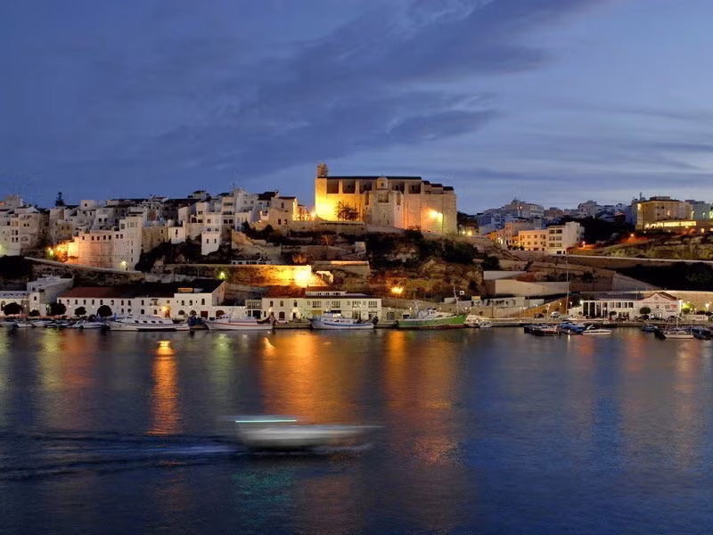 10 Lugares imprescindibles que ver en Mahón 12 Puerto de Mahón